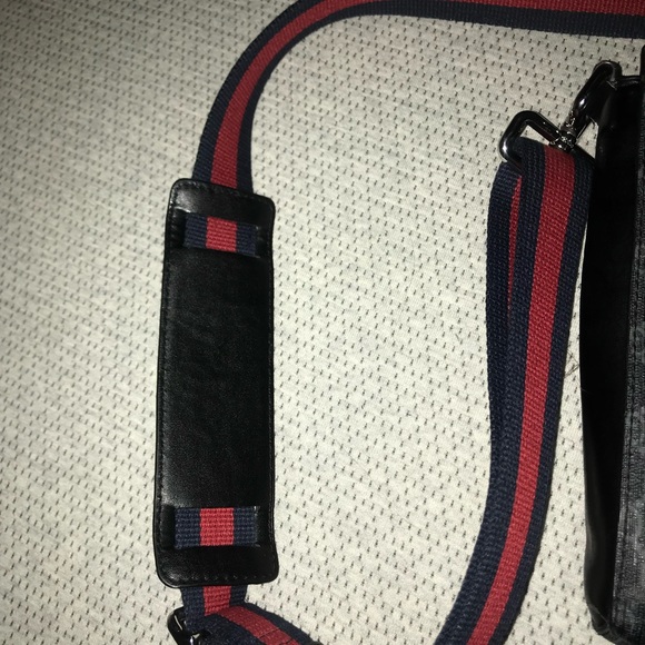 Men’s Gucci side bag used like new - Picture 4 of 6